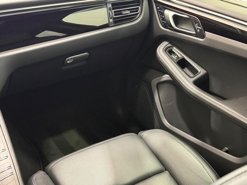 Porsche Macan Vehicle Full-screen Gallery Image 18