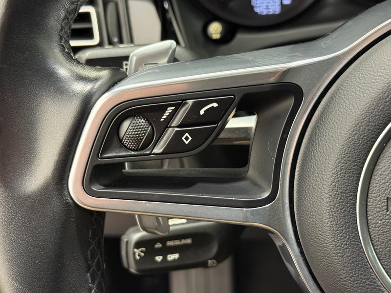 Porsche Macan Vehicle Full-screen Gallery Image 20