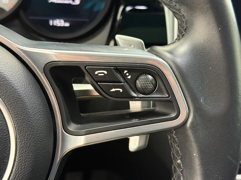 Porsche Macan Vehicle Full-screen Gallery Image 21