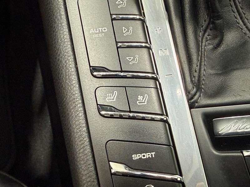 Porsche Macan Vehicle Full-screen Gallery Image 23