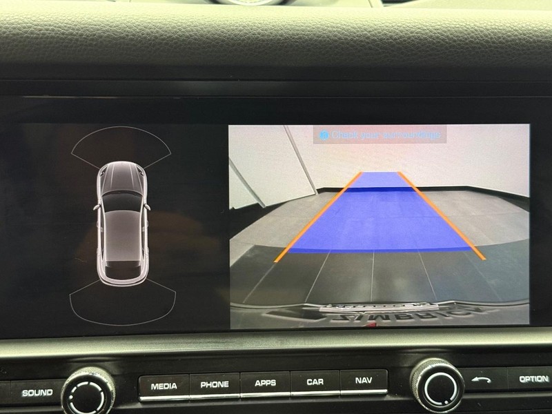 Porsche Macan Vehicle Full-screen Gallery Image 24