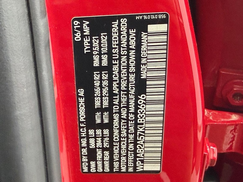 Porsche Macan Vehicle Full-screen Gallery Image 27