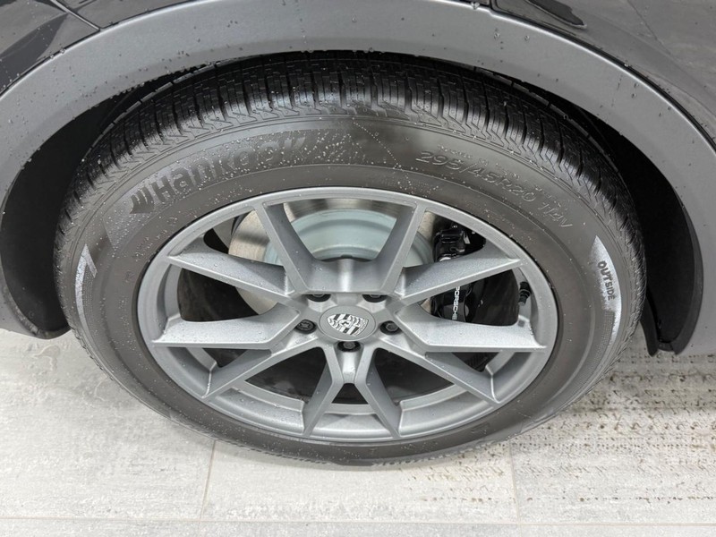 Porsche Cayenne Vehicle Full-screen Gallery Image 08