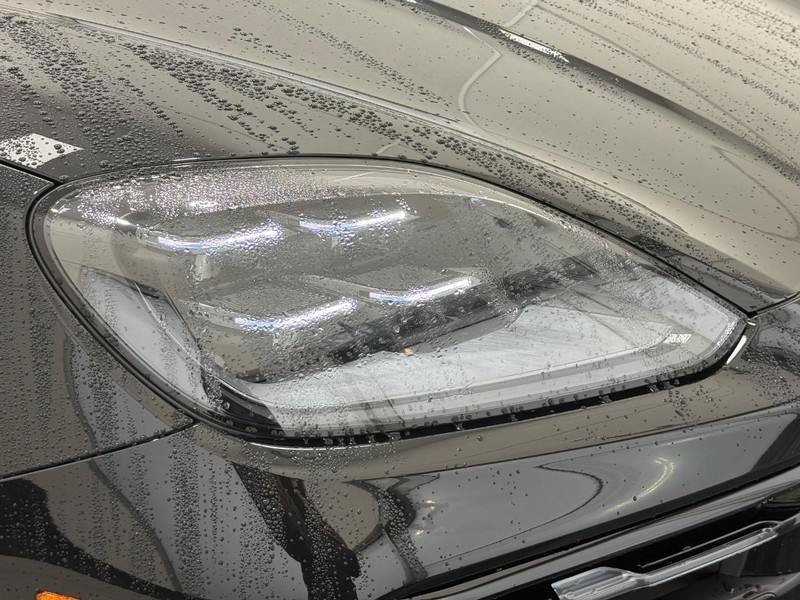 Porsche Cayenne Vehicle Full-screen Gallery Image 11