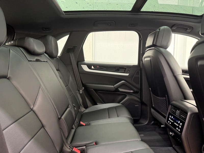 Porsche Cayenne Vehicle Full-screen Gallery Image 14