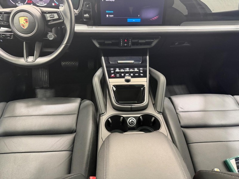 Porsche Cayenne Vehicle Full-screen Gallery Image 15