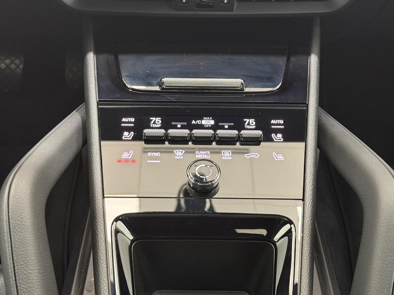 Porsche Cayenne Vehicle Full-screen Gallery Image 18