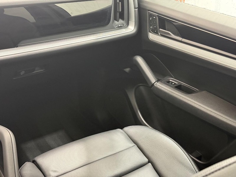 Porsche Cayenne Vehicle Full-screen Gallery Image 20