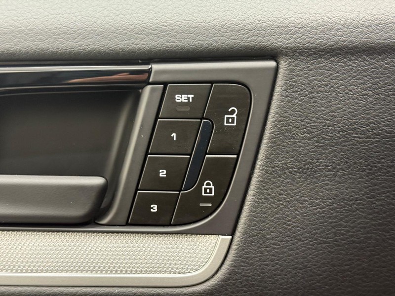 Porsche Cayenne Vehicle Full-screen Gallery Image 21