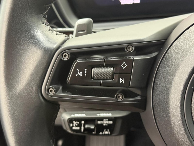 Porsche Cayenne Vehicle Full-screen Gallery Image 22