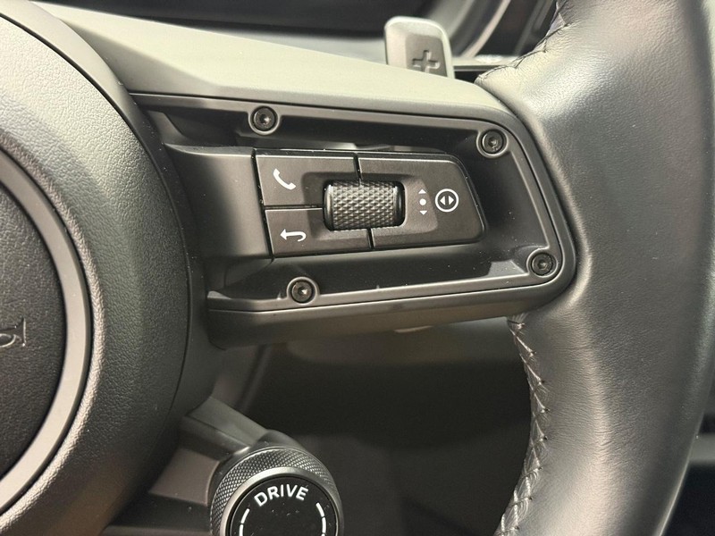 Porsche Cayenne Vehicle Full-screen Gallery Image 23