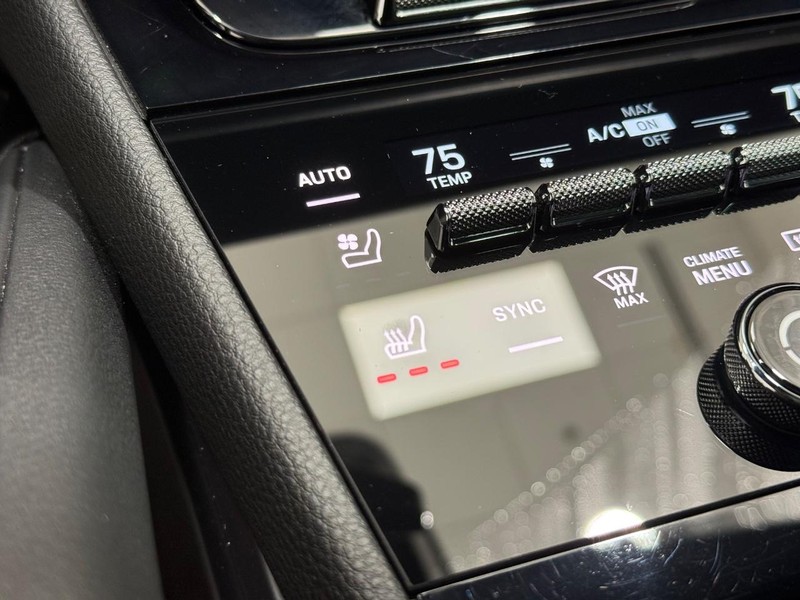 Porsche Cayenne Vehicle Full-screen Gallery Image 26