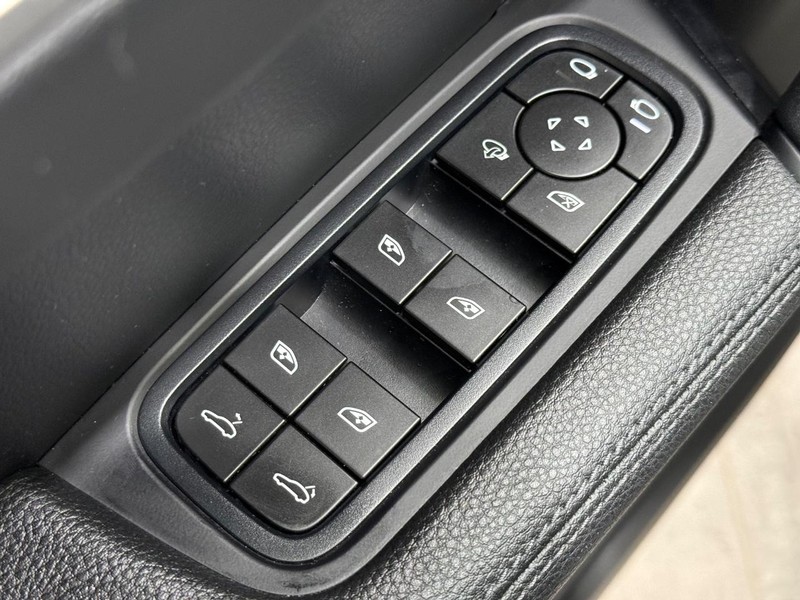 Porsche Cayenne Vehicle Full-screen Gallery Image 27