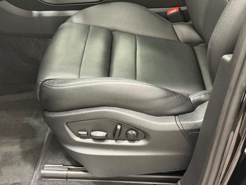 Porsche Cayenne Vehicle Full-screen Gallery Image 28