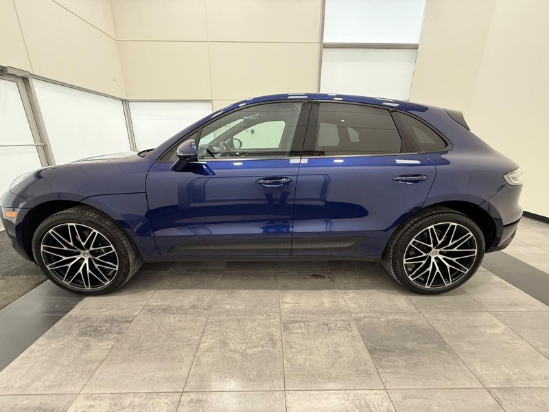 Porsche Macan Vehicle Full-screen Gallery Image 02