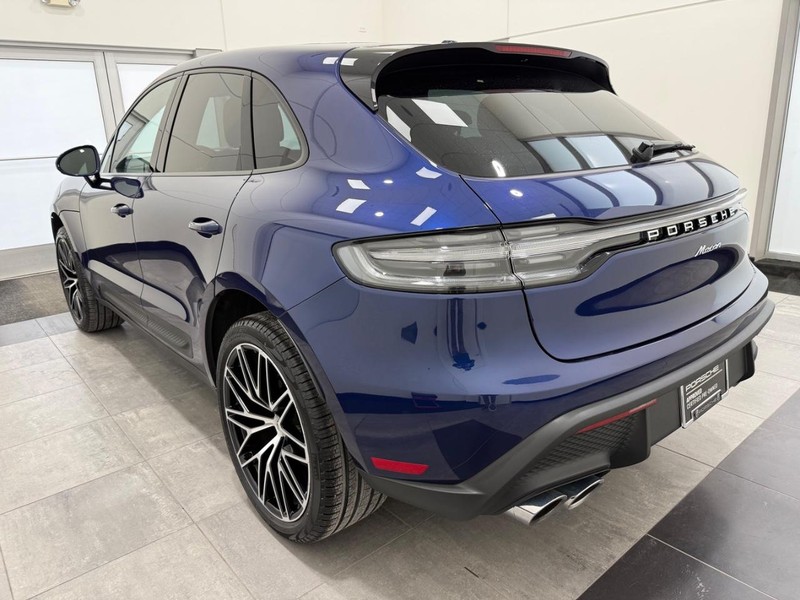 Porsche Macan Vehicle Full-screen Gallery Image 03