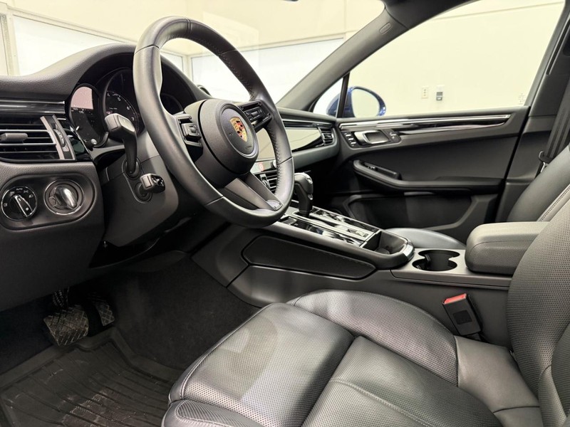 Porsche Macan Vehicle Full-screen Gallery Image 04
