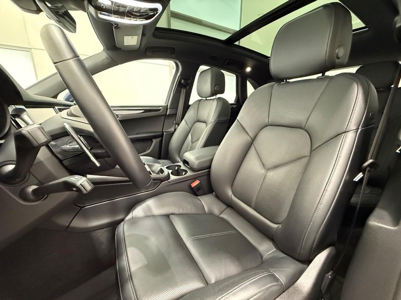 Porsche Macan Vehicle Full-screen Gallery Image 05