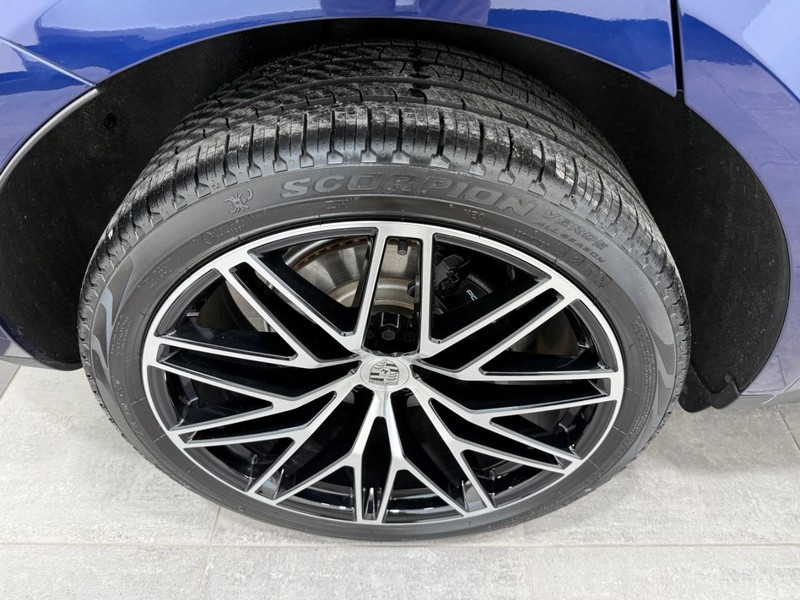 Porsche Macan Vehicle Full-screen Gallery Image 08