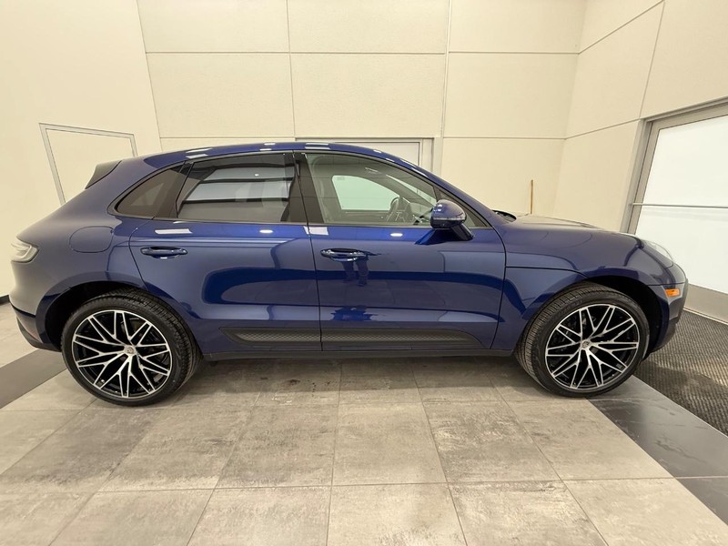 Porsche Macan Vehicle Full-screen Gallery Image 09