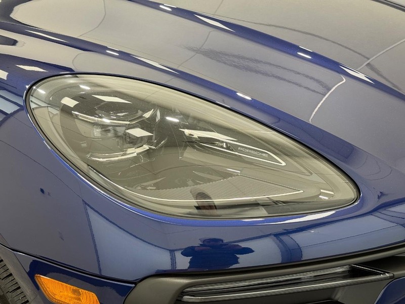 Porsche Macan Vehicle Full-screen Gallery Image 11