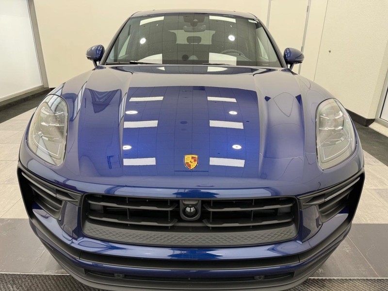 Porsche Macan Vehicle Full-screen Gallery Image 12