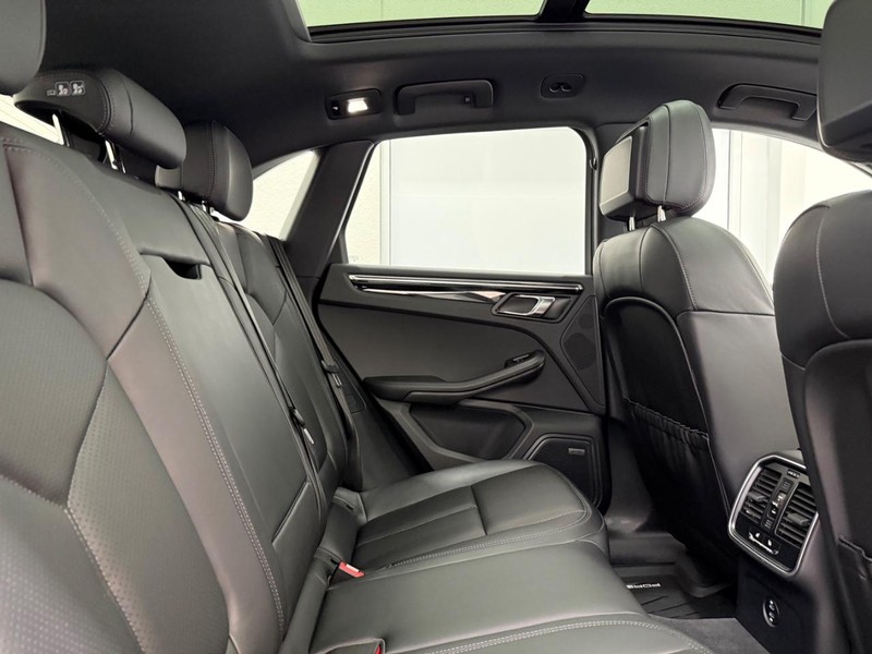 Porsche Macan Vehicle Full-screen Gallery Image 13