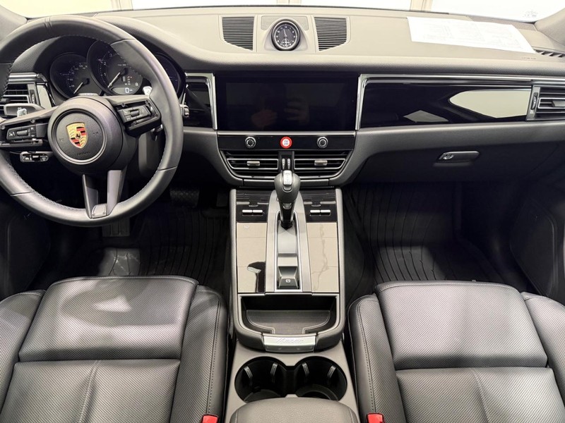 Porsche Macan Vehicle Full-screen Gallery Image 14