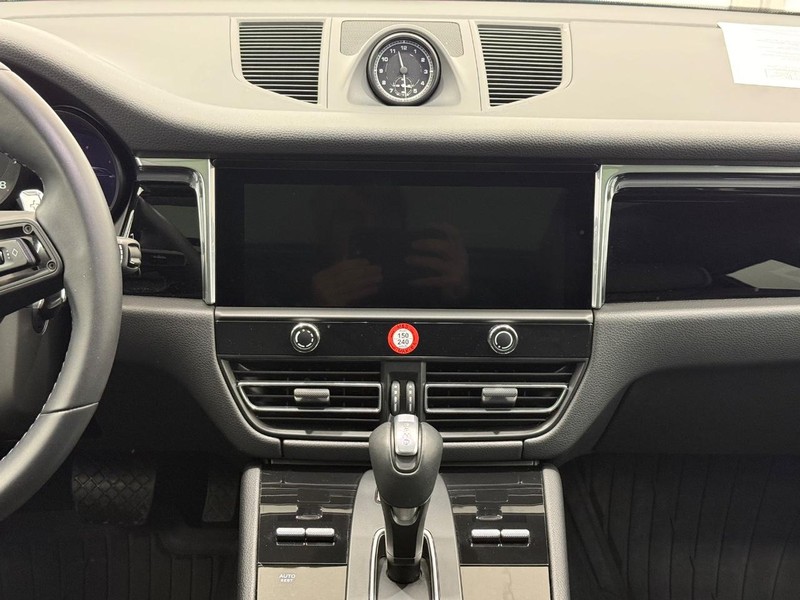 Porsche Macan Vehicle Full-screen Gallery Image 15