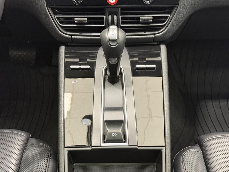 Porsche Macan Vehicle Full-screen Gallery Image 16