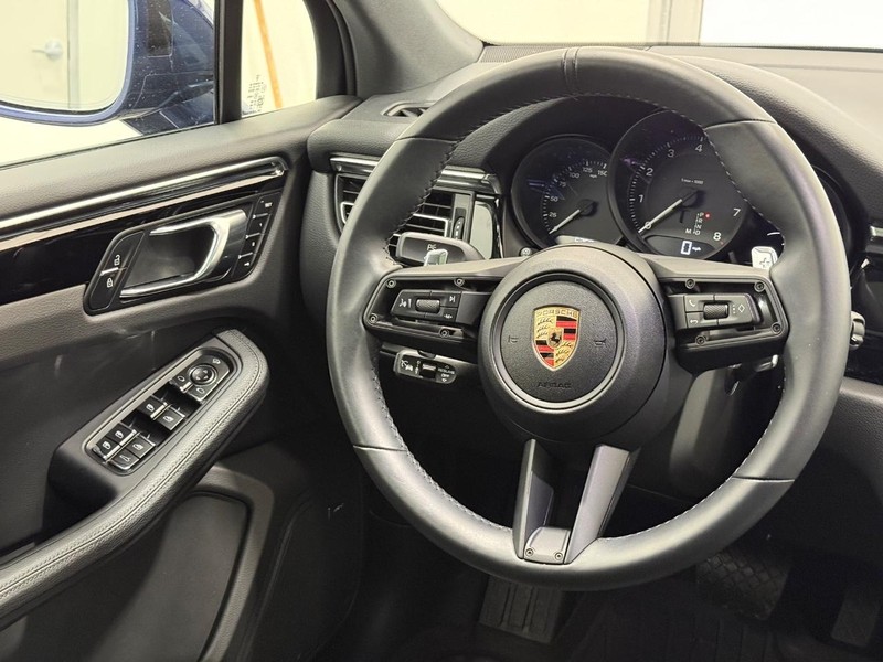 Porsche Macan Vehicle Full-screen Gallery Image 17