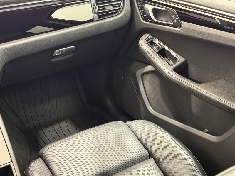 Porsche Macan Vehicle Full-screen Gallery Image 18