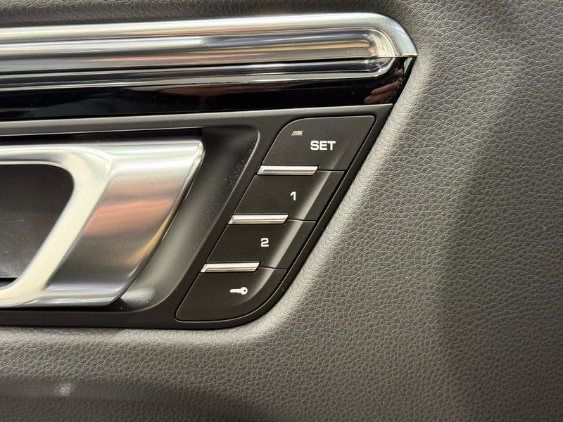 Porsche Macan Vehicle Full-screen Gallery Image 19