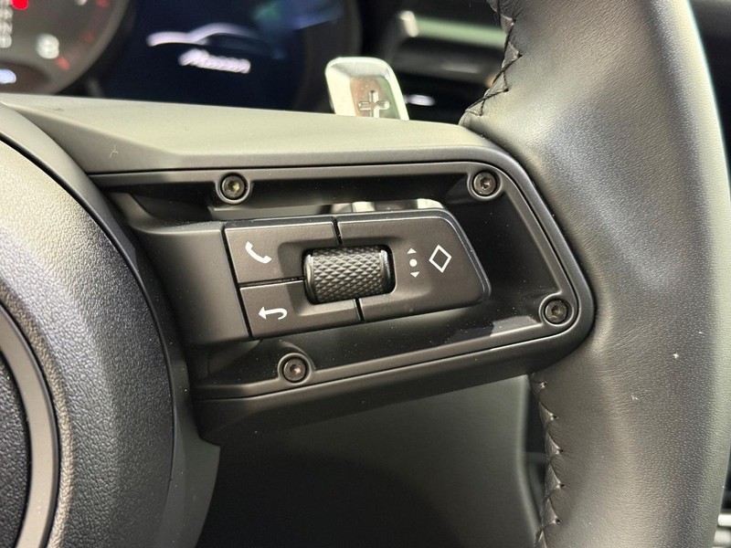 Porsche Macan Vehicle Full-screen Gallery Image 21