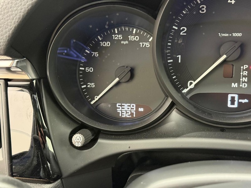 Porsche Macan Vehicle Full-screen Gallery Image 22