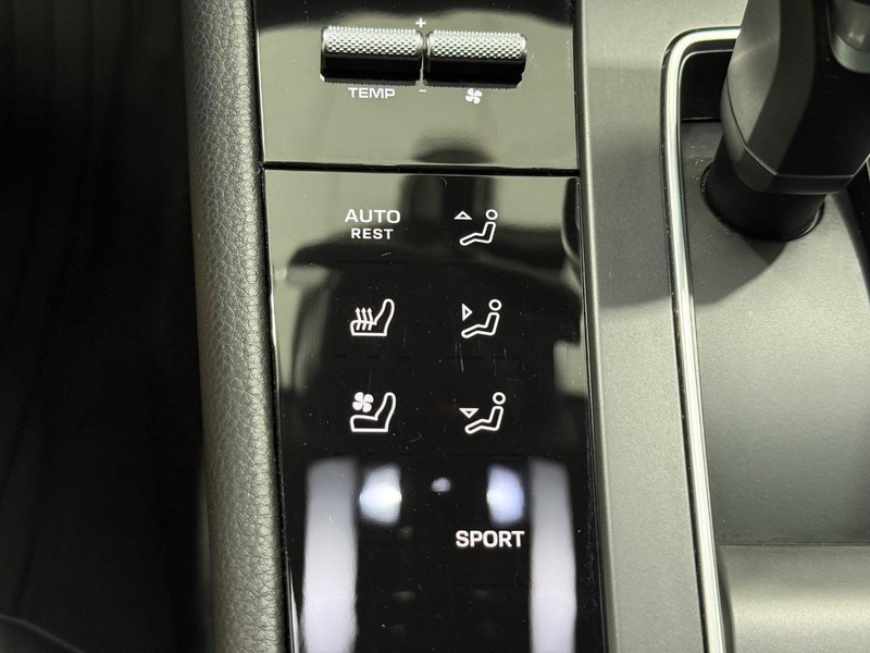 Porsche Macan Vehicle Full-screen Gallery Image 25