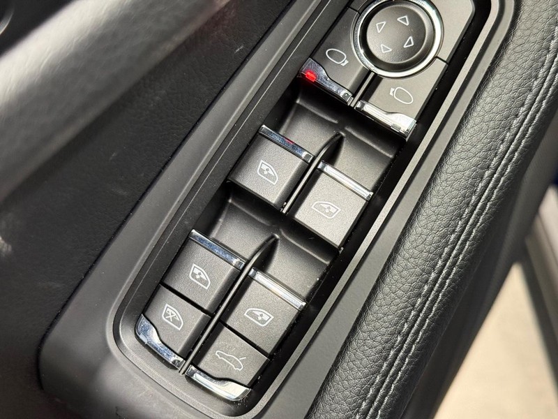 Porsche Macan Vehicle Full-screen Gallery Image 26