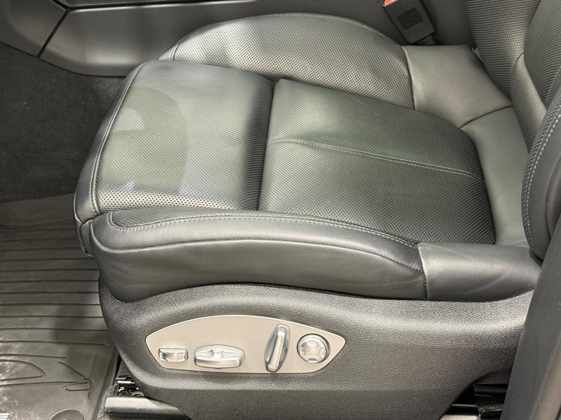 Porsche Macan Vehicle Full-screen Gallery Image 27