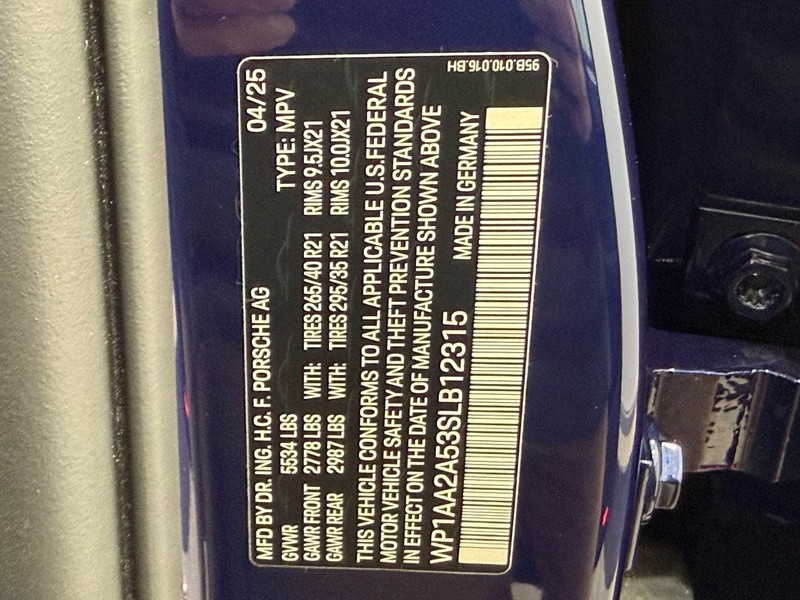 Porsche Macan Vehicle Full-screen Gallery Image 28