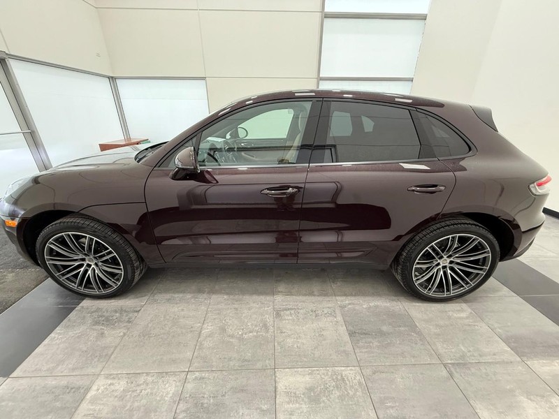 Porsche Macan Vehicle Full-screen Gallery Image 02