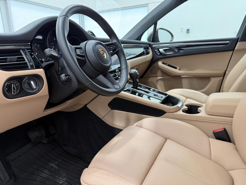 Porsche Macan Vehicle Full-screen Gallery Image 04