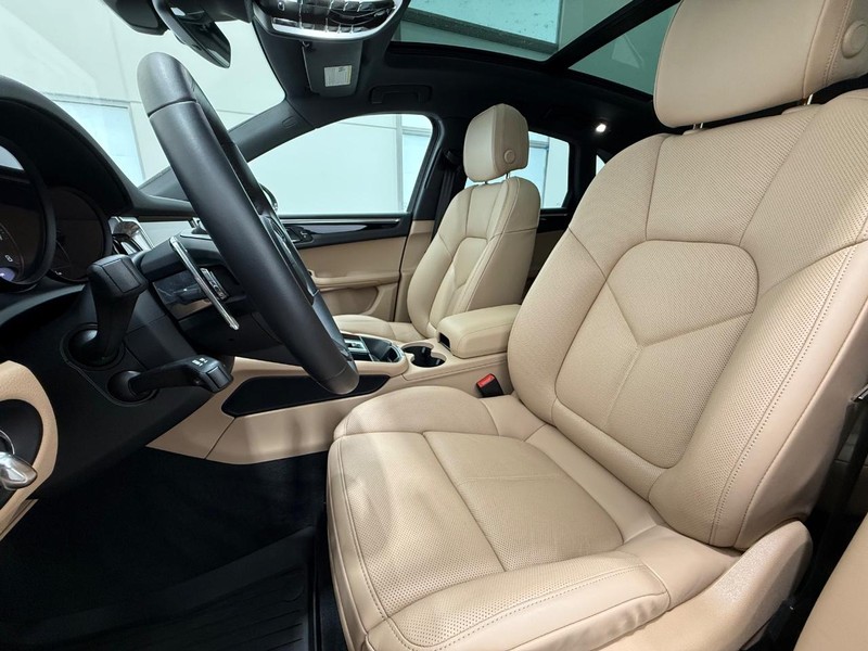 Porsche Macan Vehicle Full-screen Gallery Image 05