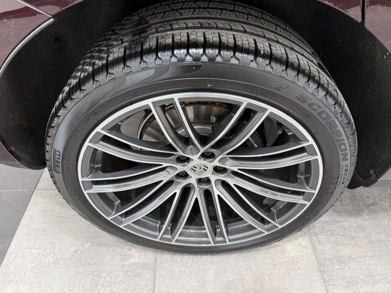 Porsche Macan Vehicle Full-screen Gallery Image 08