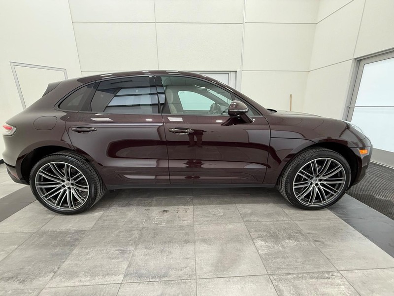 Porsche Macan Vehicle Full-screen Gallery Image 09