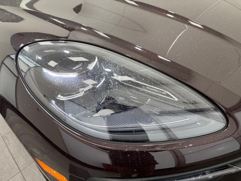 Porsche Macan Vehicle Full-screen Gallery Image 11