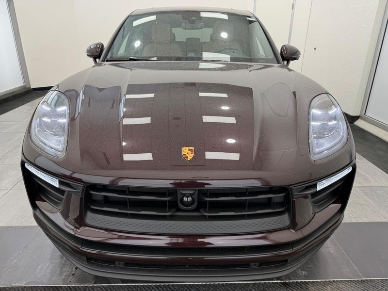 Porsche Macan Vehicle Full-screen Gallery Image 12