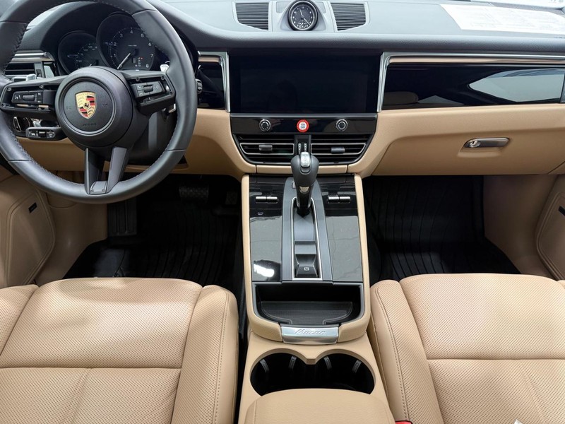 Porsche Macan Vehicle Full-screen Gallery Image 14