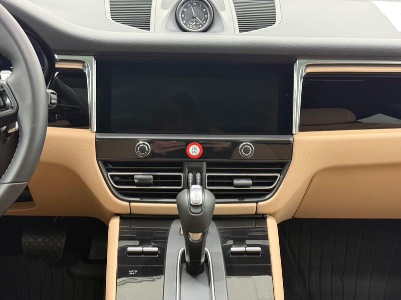 Porsche Macan Vehicle Full-screen Gallery Image 15