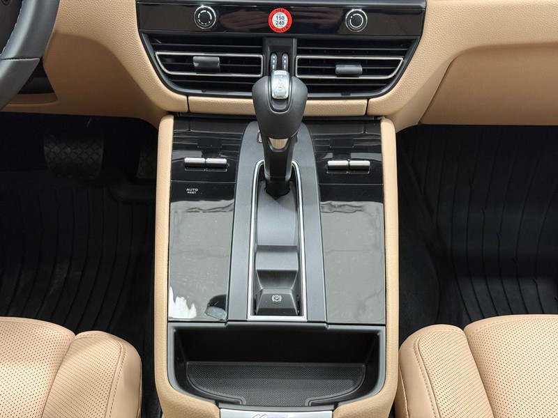 Porsche Macan Vehicle Full-screen Gallery Image 16