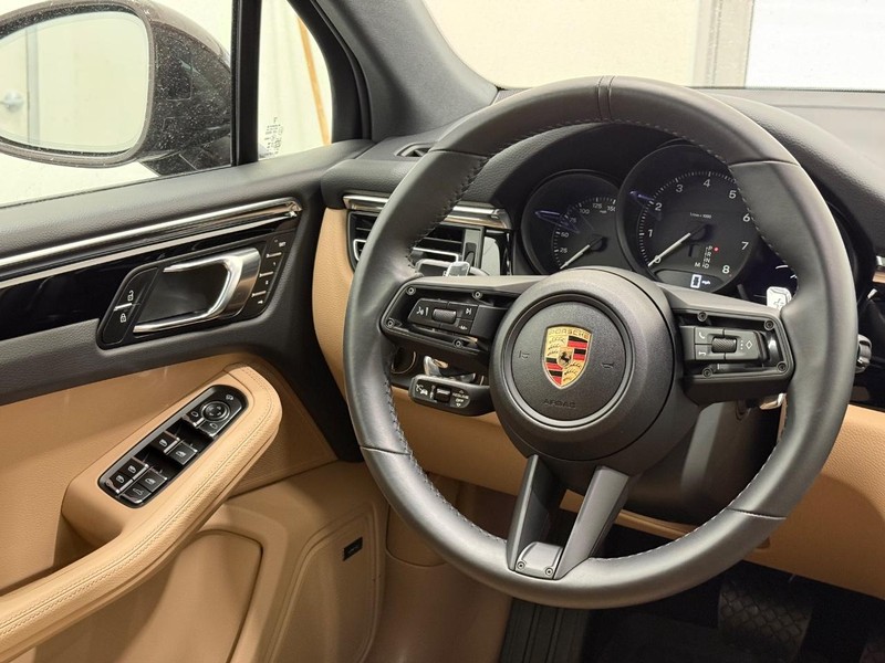 Porsche Macan Vehicle Full-screen Gallery Image 17